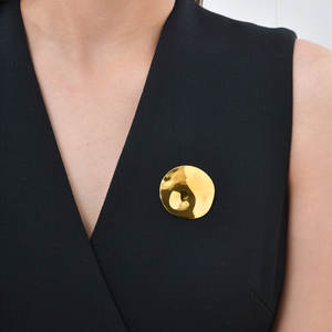 Broche mode simple or pour femme en acier inoxydable modèle rond irrégulier lisse - Product Image 1