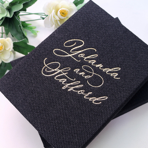 Invitations personnalisées en tissu de lin noir avec boîte magnétique à couverture rigide, fermoir monogramme doré de luxe, pochette en vélin et acrylique transparent - Product Image 6