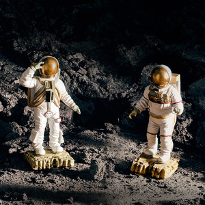 Astronaut Figurine Desktop Ornament Synthetic Resins Unisex Gift For Home Decoration - Product Image 1