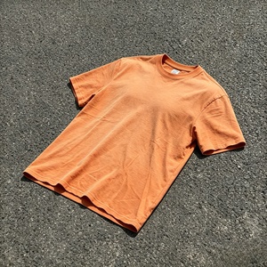 Camiseta de Algodón de Manga Corta para Hombre, Color Naranja Sólido, Cuello Redondo, Corte Regular, Estilo Casual Tejido - Product Image 2