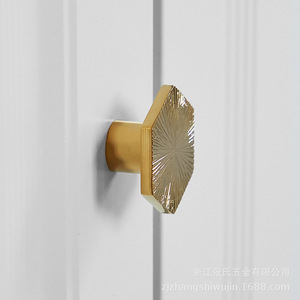 Kenop Kabinet Heksagonal Kuningan Padat, Gagang Lubang Tunggal Berpola Palu Linear untuk Lemari Pakaian, Laci, dan Pintu - Product Image 3