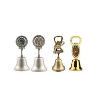 Clochettes de table en alliage de zinc personnalisées OEM ODM, figurines, clochettes de dîner, souvenirs de voyage, cadeaux, clochettes avec décapsuleur, vente en gros