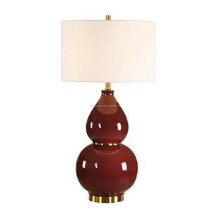 Lámpara de Mesa Moderna de Cerámica con Forma de Calabaza Doble Roja y Detalles en Latón |   Iluminación Audaz y Elegante para Habitaciones de Hotel y Áreas de Estar - Product Image 1