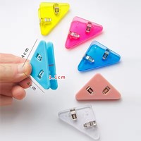 Venta al por mayor, Clips creativos para almacenamiento de aperitivos para niños, esquina de PP, sujetador de archivo de papel triangular de plástico, abrazadera para Carpeta de papel para estudiantes