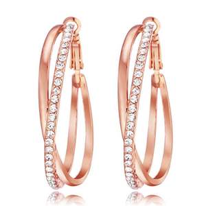 Boucles d'oreilles créoles E609 en or rose avec cristaux et strass sertis, classiques pour femme, à porter au quotidien - Product Image 3