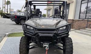 UTV Pioneer 1000 con Camuflaje, Jaula Antivuelco Negra y Ventanas de Malla - Product Image 2