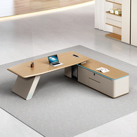Bureau de direction en forme de L de qualité E1 avec plateau en MDF thermoformé résistant à l'usure, bordure en PVC de 2 mm, gestion intégrée des câbles