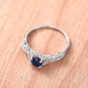 Anello Classico Rotondo con Gemma Viola, Gioiello di Fidanzamento con Montatura a Griffe per Donna - Product Image 4