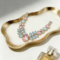 Sandales de plage d'été colorées avec strass, chaînes en alliage métallique et accessoires décoratifs pour femmes, chaînes en V pour tongs