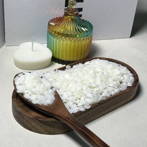 Vente en gros directe usine de flocons de <span class=keywords><strong>cire</strong></span> de soja, de <span class=keywords><strong>paraffine</strong></span> et de <span class=keywords><strong>cire</strong></span> d'abeille naturels, biologiques, perlés et parfumés, en vrac pour la fabrication de bougies - Product Image 2