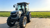 Tractor Agrícola de Alta Potencia con Tracción en las Cuatro Ruedas y Cargador Frontal para Trabajos Agrícolas