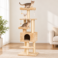 En gros, Arbre à chat en sisal et peluche beige, avec structure d'escalade, griffoir, niche fermée, plateformes surélevées et jouets suspendus