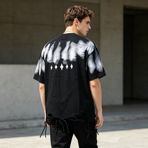 Camiseta Oversize Negra para Hombre, Manga Corta, Cuello Redondo, Estampado con Efecto Goteo, Estilo Urbano, con Dobladillo Desgastado - Product Image 5