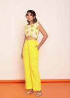 Ensemble coordonné pour femme avec haut imprimé à volants et pantalon cintré, tenue élégante en deux pièces avec un design élégant, look tendance et confortable