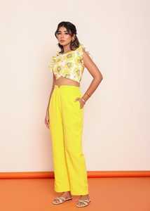 Conjunto de Dos Piezas para Mujer: Top Estampado con Volantes y Pantalón con Corte Especial, Diseño Elegante, Estilo Moderno y Cómodo - Product Image 5