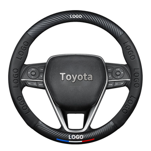 Coprivolante in Fibra di Carbonio con Logo in Rilievo, Antiscivolo, Compatibile con <span class=keywords><strong>Toyota</strong></span> Corolla Cross Fortuner <span class=keywords><strong>RAV4</strong></span> Hybrid - Product Image 1