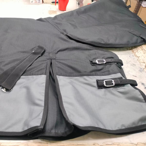 Manta de invierno para caballo de calidad premium con forro polar y correas ajustables para mayor comodidad - Product Image 1