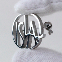 Badge métallique personnalisé en 3D moulé sous pression, lettre ajourée, logo d'entreprise, épingle à lettres, badge commémoratif