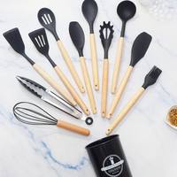Lot de 12 ustensiles de cuisine en silicone avec manche en bois : pinces, spatule, spatule ajourée, louche à spaghetti
