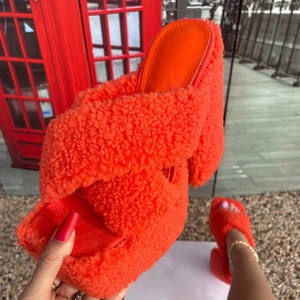 Sandalias de tacón grueso con plataforma alta para mujer, personalizables en varios colores, con tiras cruzadas de piel sintética, estilo mule, con punta cuadrada abierta y peludas - Product Image 2