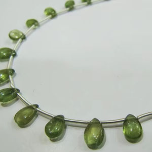 ลูกปัดอัญมณีอะพาไทต์สีเขียวธรรมชาติขนาด5x7มม. ทรงลูกแพร์เรียบขนาด2มม. ยาว8นิ้ว - Product Image 1