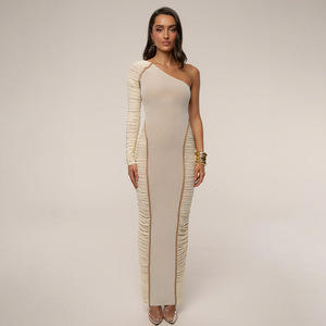 Robe longue asymétrique plissée à une épaule avec superposition transparente et taille naturelle pour les soirées - Product Image 4