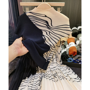 Verano nuevo traje de moda Sanzhai color a juego maíz plisado manga corta Camiseta mujer Falda plisada conjunto de dos piezas - Product Image 3
