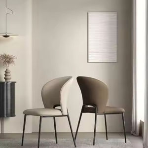 Robuuste lederen eetkamerstoel met waterafstotend ontwerp, stevige metalen poten en uitzonderlijke kwaliteit, geschikt voor hotels - Product Image 1