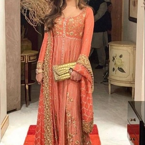 Diseñador de prendas de fiesta indias/pakistaníes con bordados en un impresionante vestido largo hasta el suelo para fiestas y bodas=2020 - Product Image 1