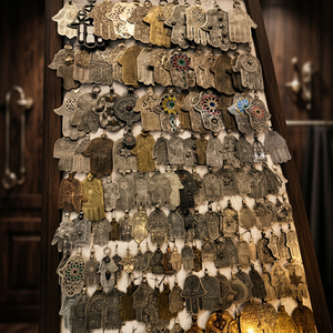 Plateau en métal Main de Fatima, en laiton gravé et gaufré, avec placage, artisanat populaire, souvenir, décoration - Product Image 3