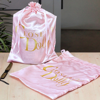 Pochette en satin de soie rose de haute qualité logo personnalisé sac de rangement de vêtements à cordon réutilisable souple vente en gros pour la fonctionnalité Shopping perruque