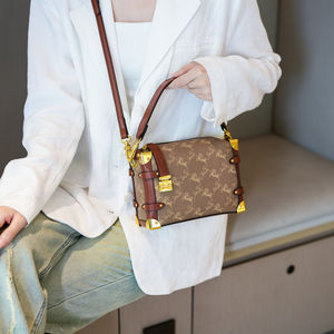 Sac à main haut de gamme et luxueux avec une bandoulière portable et une fermeture éclair. 229 - Product Image 6