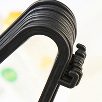 Cintres en plastique noir moulés par injection en PP, fins, peu encombrants, à encoches, antidérapants, pour séchage de vêtements, 42x22x0.6cm, vente en gros