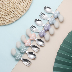 Mignon Nouveau Design Intégré Bébé Cuillère Fourchette Vaisselle Ensembles Assiette <span class=keywords><strong>En</strong></span> Silicone De Qualité Alimentaire <span class=keywords><strong>Couverts</strong></span> <span class=keywords><strong>pour</strong></span> Enfants Sucker Type Champignon - Product Image 6
