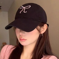 Gorra de béisbol de 6 paneles con lazo rosa, bordada, estilo dulce y linda para mujer, popular en internet, con efecto adelgazante para el rostro, ajustable, de ala ancha, ideal para el verano.