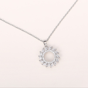 Collana con ciondolo rotondo a foglia d'olivo, design con pietra marquise, elegante catena a clavicola per donna - Product Image 1