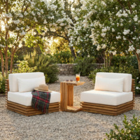 Set da Esterno di Design Oversize in 3 Pezzi con 2 Poltrone Club e Tavolo in Legno Massello di Acacia Finitura Naturale Cuscini Beige per Patio