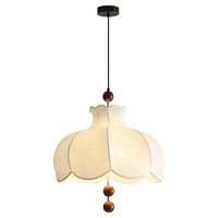 Lustre LED Rétro Français Shabby Chic avec Pendentif en Tissu à Pétales Floraux et Trois Accents en Boules de Bois pour Chambre à Coucher