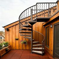Escalier en colimaçon moderne sur mesure avec rampe en fer forgé, main courante courbée, peignable, pour villa de luxe et design d'intérieur