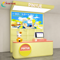 Comptoir de caisse personnalisé pour le commerce de détail avec éclairage LED, comptoir de paiement nervuré, étagères de présentation et mobilier à double écran