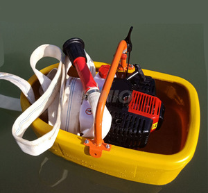 Bomba autocebante de gasolina portátil, Mini motor de gasolina multiusos rojo, bomba de agua con rociador tipo <span class=keywords><strong>barco</strong></span> flotante - Product Image 2