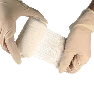 Apósito de compresión Unna Boot Bandage utilizado para el tratamiento de úlceras por estasis venosa - Product Image 2