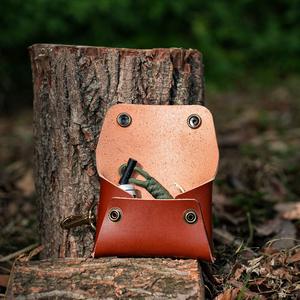 Bolsa para encendedor de cuero genuino premium hecha a mano, recargable, con gancho de latón vintage, resistente y duradera, hecha en China. - Product Image 1