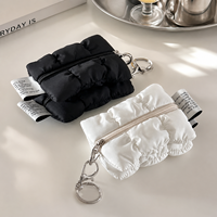 Petite trousse de maquillage en nylon matelassée avec fermeture éclair personnalisée, logo, porte-clés et rembourrage en forme de nuage pour femmes