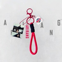 Porte-clés en acrylique photo numérique J-HOPE JIN ARIRANG WORLD TOUR - Forme irrégulière, souvenir tendance pour fans, cadeau promotionnel (vente en gros)