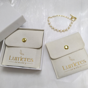 Nuevo Estuche para Joyas de Microfibra de Gamuza Color Marfil con Cierre a Presión y Logotipo Personalizado, con Caja y Almohadilla Interior para Regalo - Product Image 1