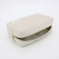 Trousse de toilette personnalisée brodée en tissu gaufré pour voyage Trousse de maquillage cosmétique gaufré avec lettres personnalisées Trousse de beauté