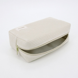 Trousse <span class=keywords><strong>de</strong></span> <span class=keywords><strong>toilette</strong></span> personnalisée brodée en tissu gaufré pour voyage Trousse <span class=keywords><strong>de</strong></span> maquillage cosmétique gaufré avec lettres personnalisées Trousse <span class=keywords><strong>de</strong></span> beauté - Product Image 6