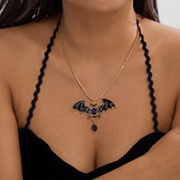 Collier Pendentif Gothique Vintage Halloween avec Motif Chauve-souris Sombre et Fantôme Orné de Pierres, Bijou de Mode pour Femme, pour Fêtes Costumées et Festivals, Vente en Gros