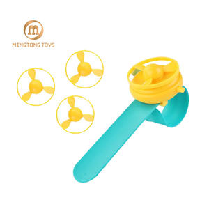 Bambini divertenti giocattolo per interni all'aperto orologio da polso bracciale piccolo disco volante rotante in plastica - Product Image 1